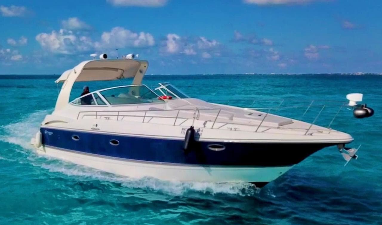 The anchored yacht seen from the waterline, from the side.