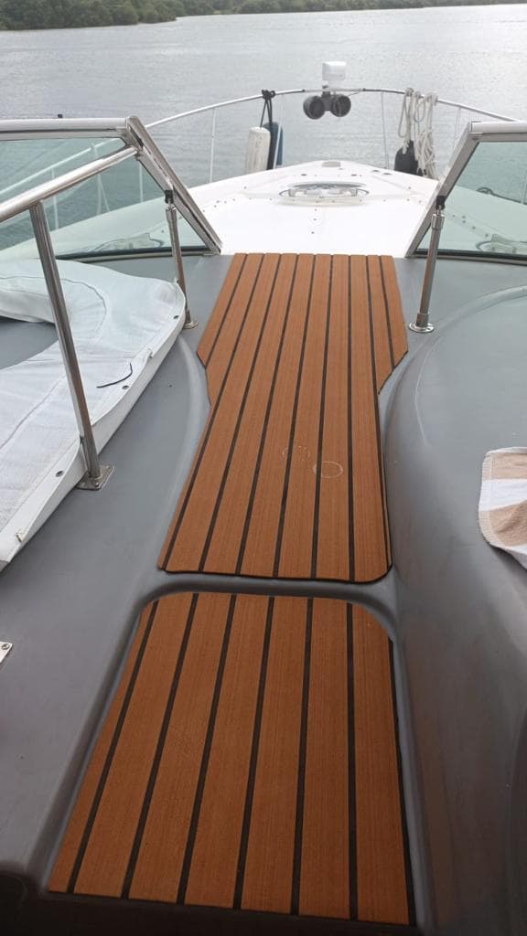 Side teak walkway to the bow, with railing.