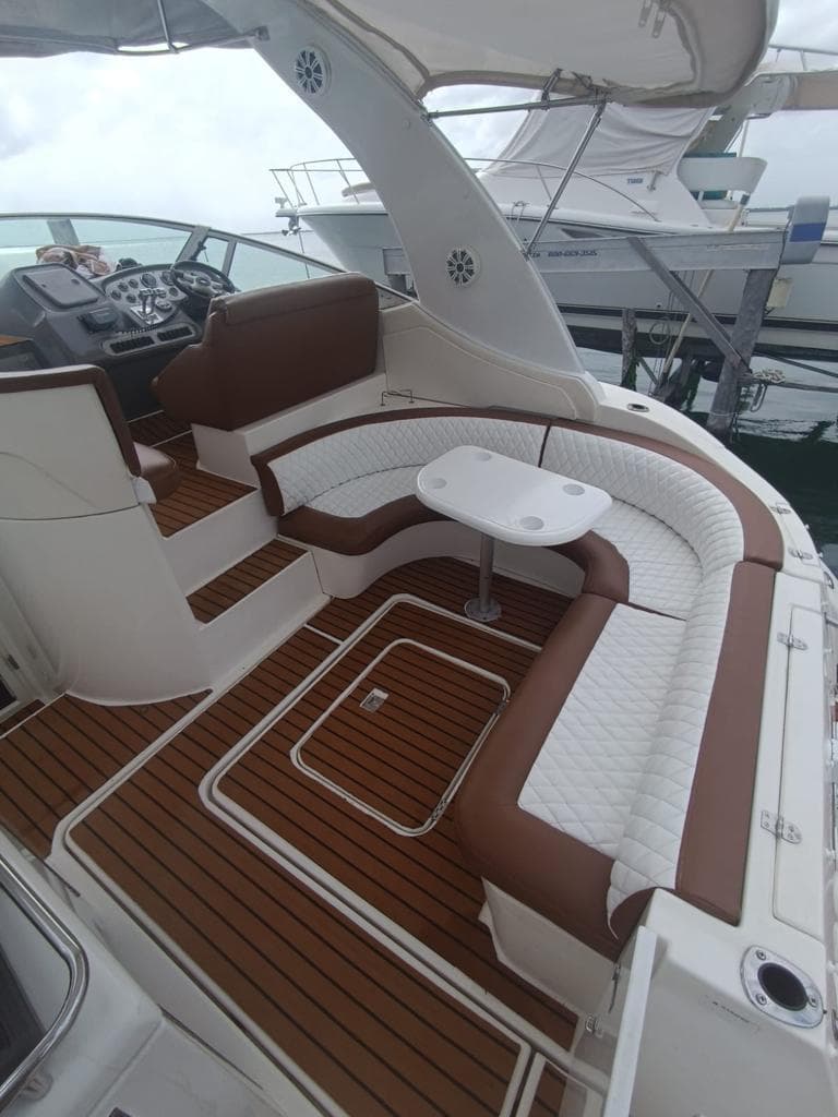 The bathtub seen from above, with its seats and table.