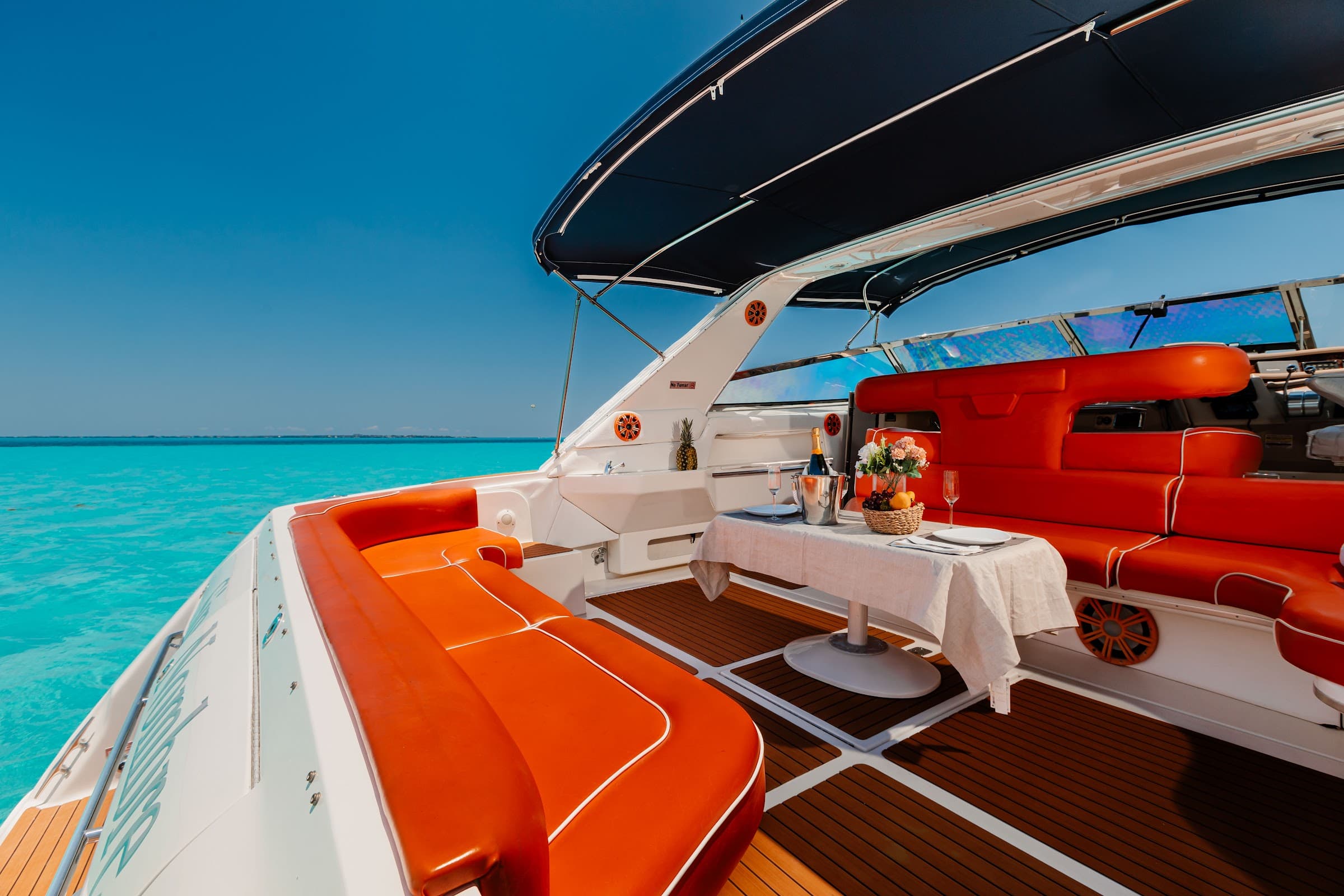 The aft bathtub with a dressed table and the sea behind.