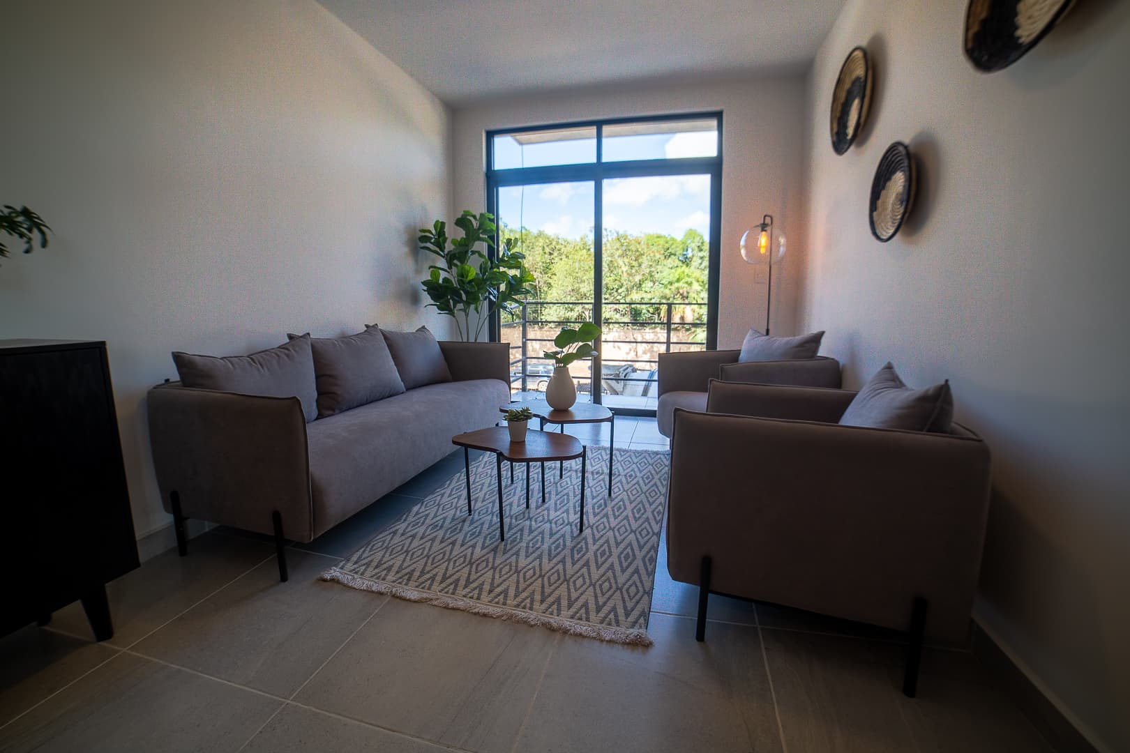 Room with two sofas and a window facing the terrace.